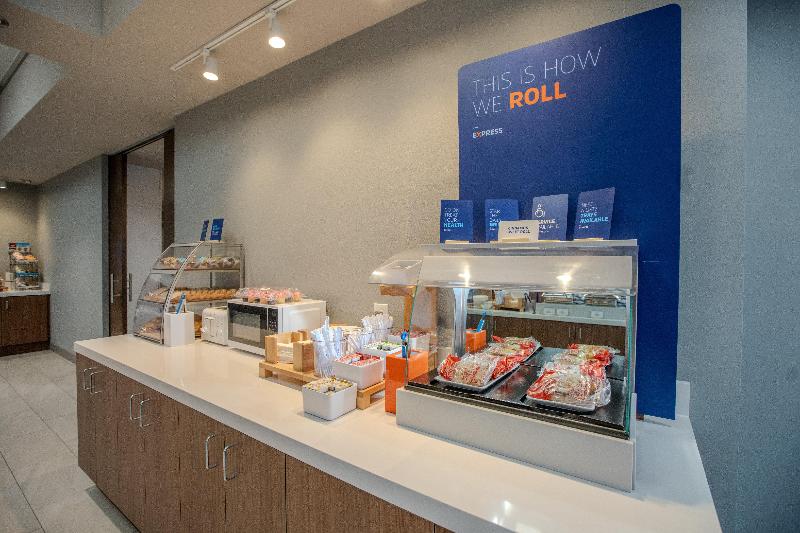 Holiday Inn Express & Suites Cleveland image