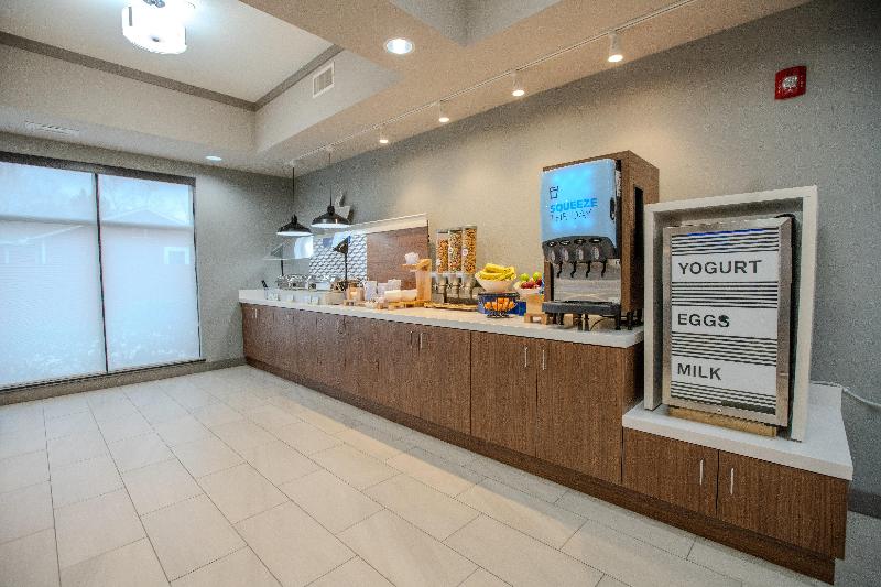 Holiday Inn Express & Suites Cleveland image