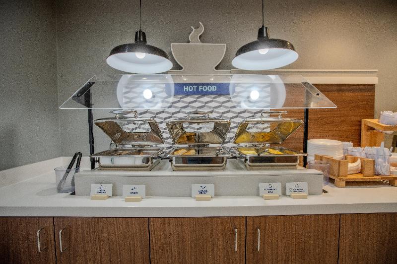 Holiday Inn Express & Suites Cleveland image