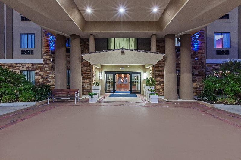 Holiday Inn Express & Suites Cleveland image