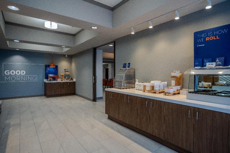 Holiday Inn Express & Suites Cleveland image