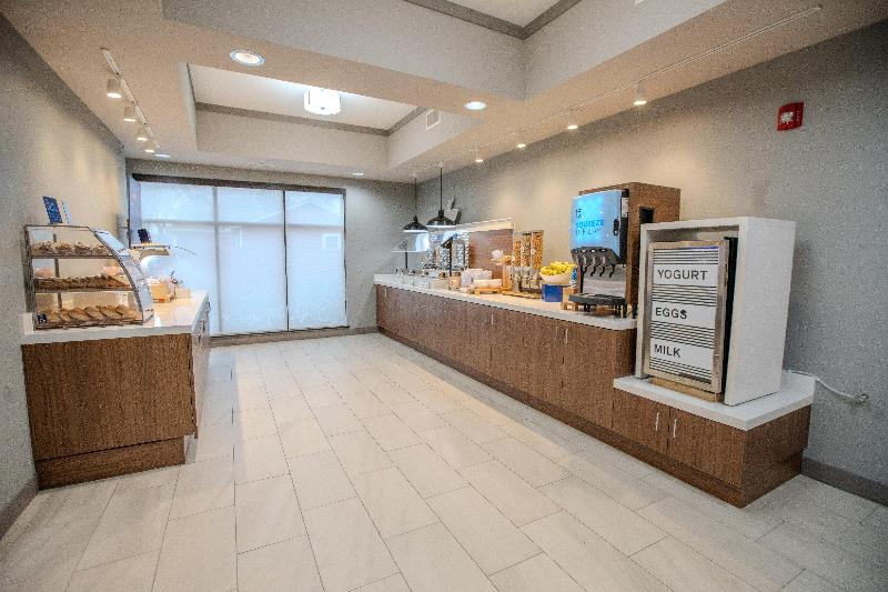 Holiday Inn Express & Suites Cleveland image