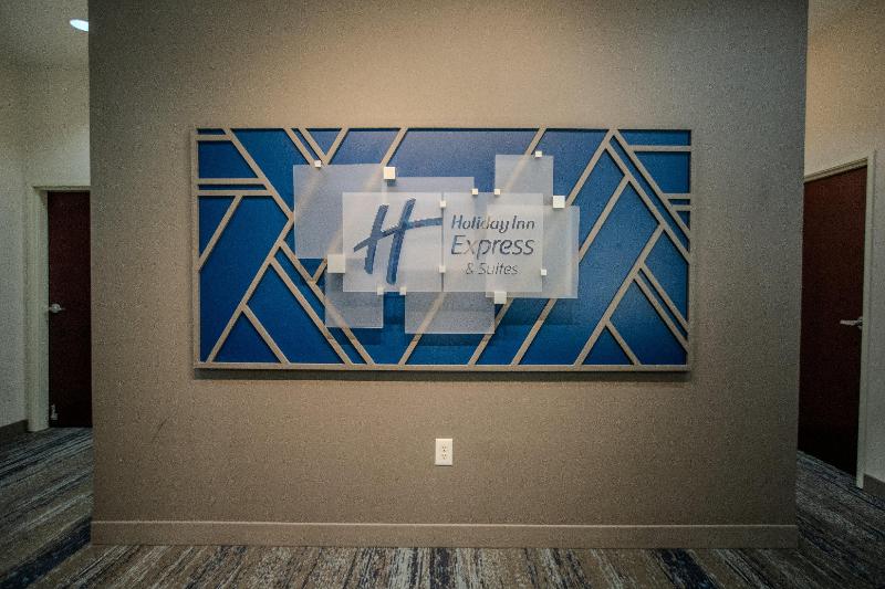 Holiday Inn Express & Suites Cleveland image