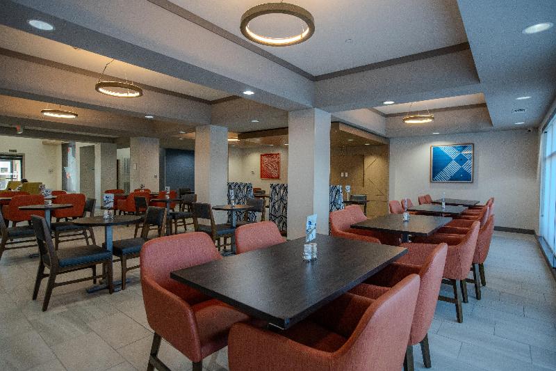 Holiday Inn Express & Suites Cleveland image