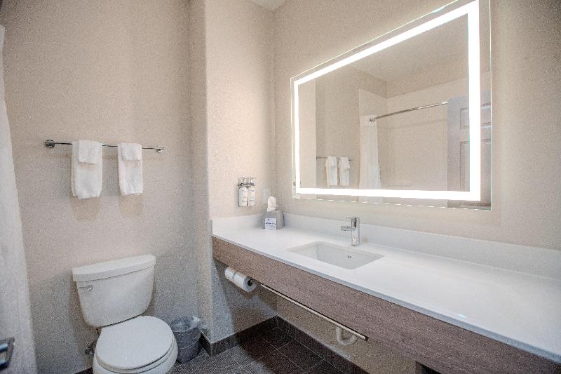 Holiday Inn Express & Suites Cleveland image
