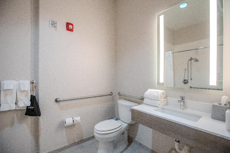Holiday Inn Express & Suites Cleveland image