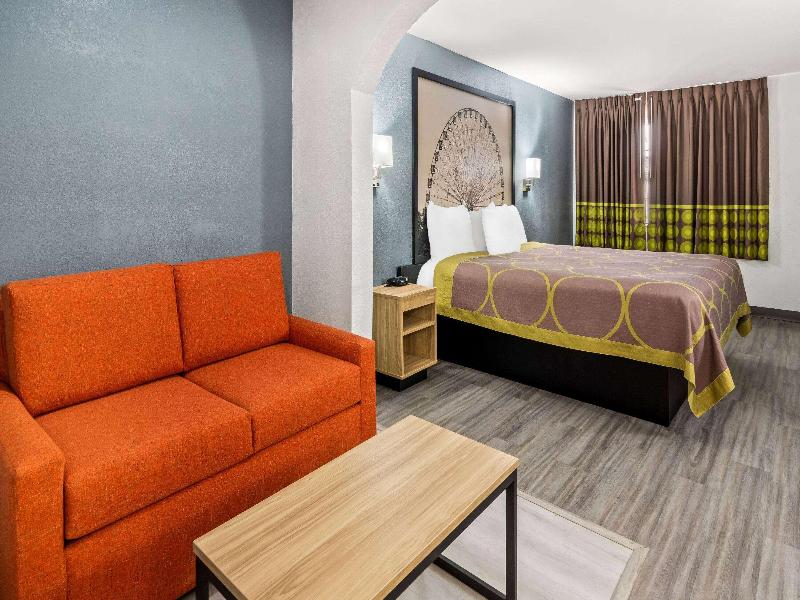 Super 8 by Wyndham Grand Prairie Southwest image