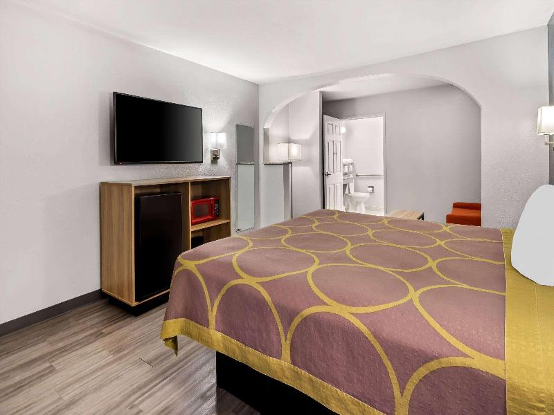Super 8 by Wyndham Grand Prairie Southwest image