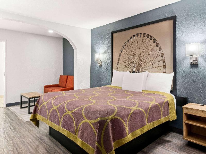 Super 8 by Wyndham Grand Prairie Southwest image