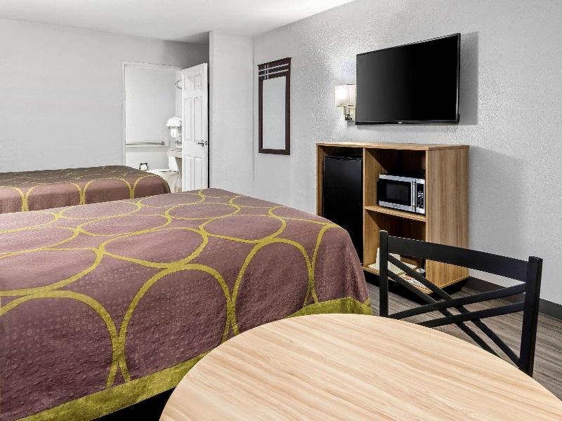 Super 8 by Wyndham Grand Prairie Southwest image