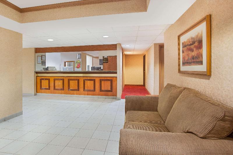 Super 8 By Wyndham Defiance image