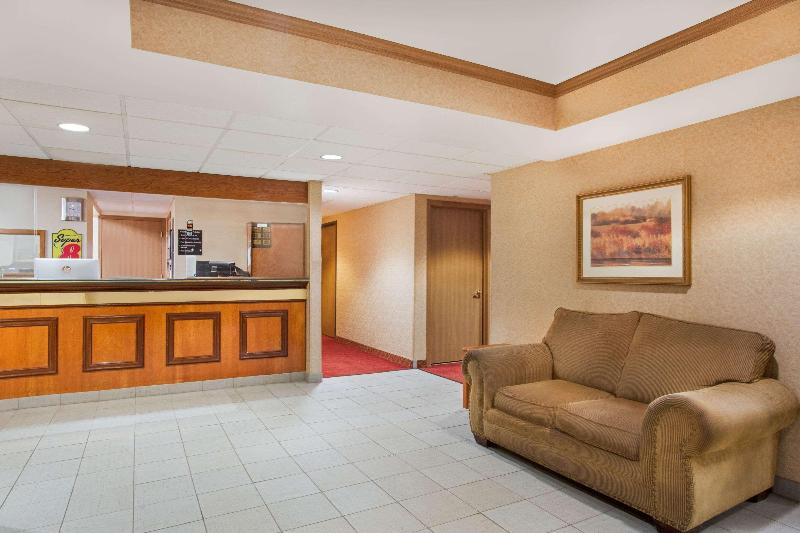 Super 8 By Wyndham Defiance image