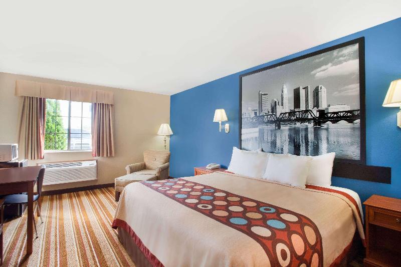 Super 8 By Wyndham Defiance image