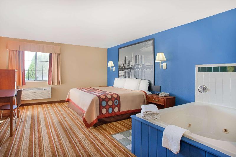 Super 8 By Wyndham Defiance image