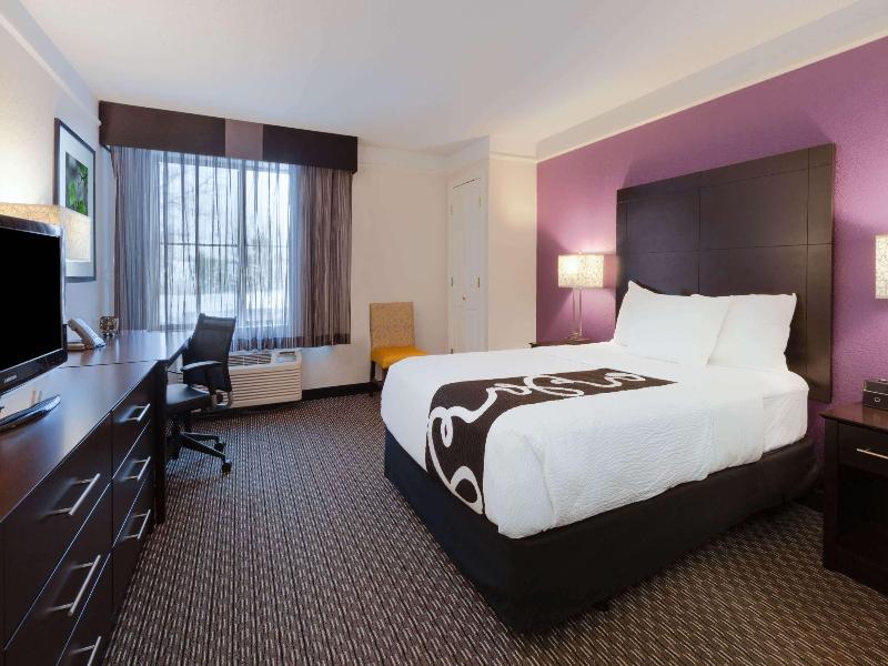 La Quinta Inn & Suites by Wyndham Detroit Utica image