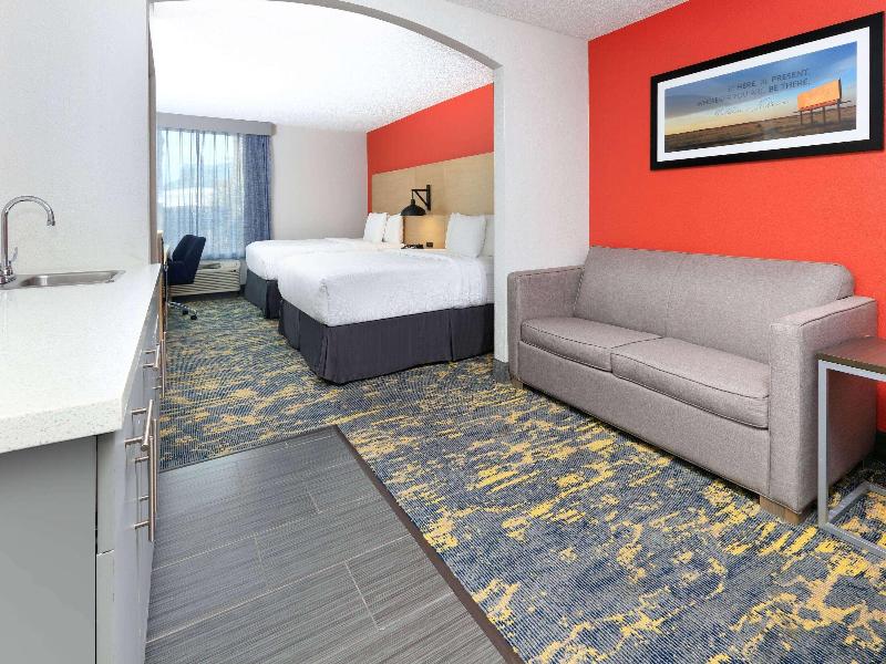 La Quinta Inn & Suites Dallas - Las Colinas image