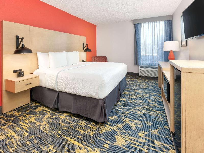La Quinta Inn & Suites Dallas - Las Colinas image