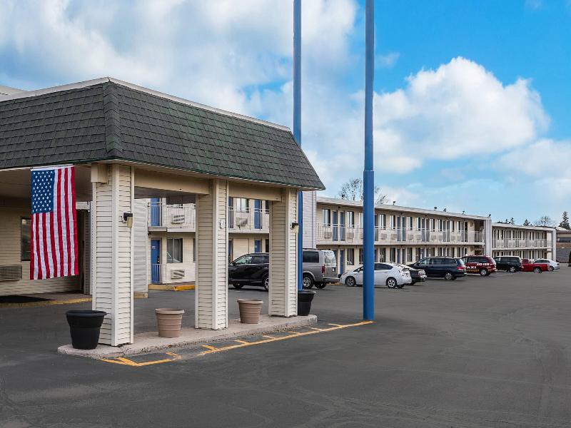 Motel 6 — general view