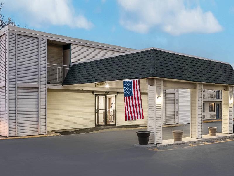 Motel 6 — general view
