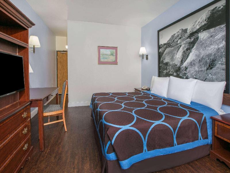 Super 8 by Wyndham Garland North Dallas Area image