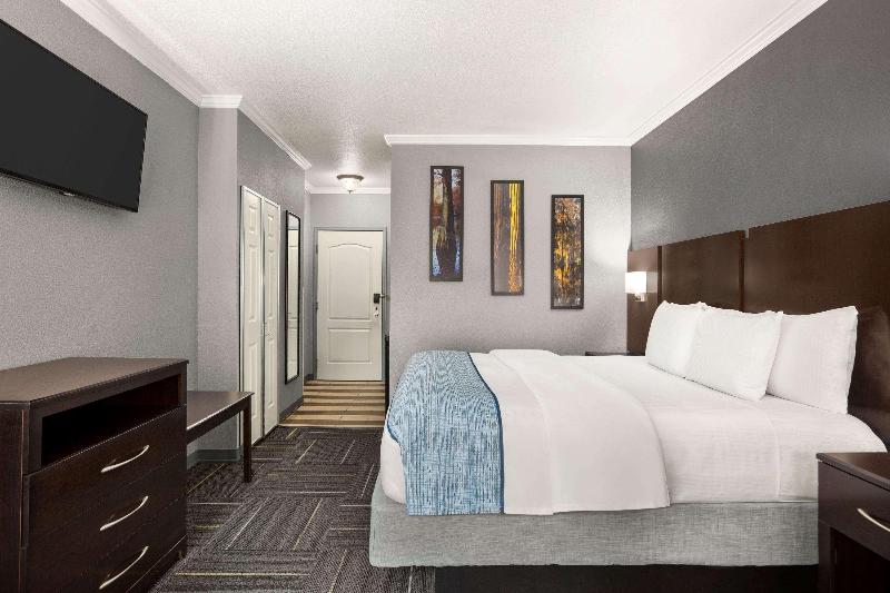 La Quinta Inn & Suites Dublin image