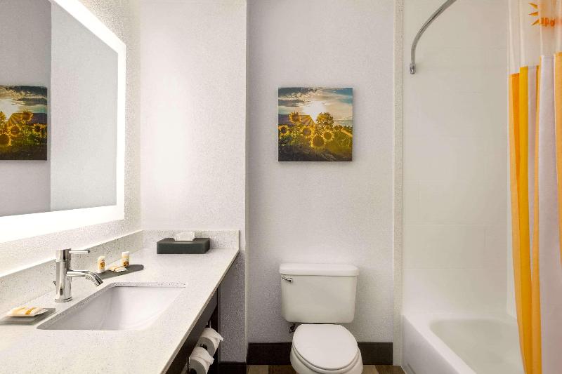 La Quinta Inn & Suites Dublin image