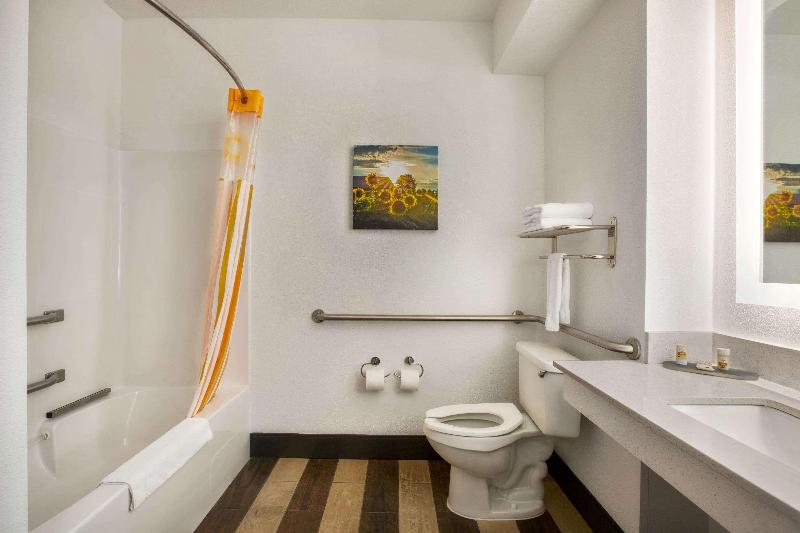La Quinta Inn & Suites Dublin image