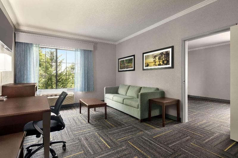 La Quinta Inn & Suites Dublin image