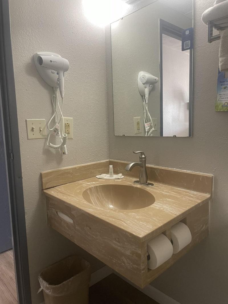Days Inn by Wyndham Warrensburg image