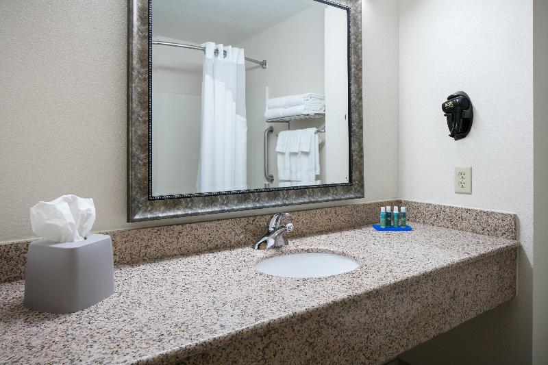Holiday Inn Express & Suites Clinton image