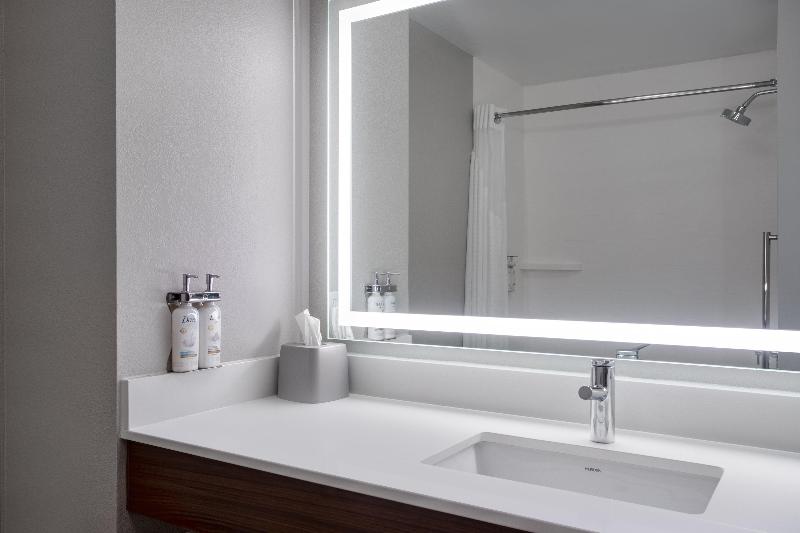 Holiday Inn Express & Suites Clinton image