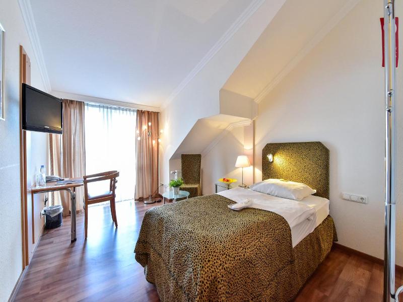 Stadthotel image