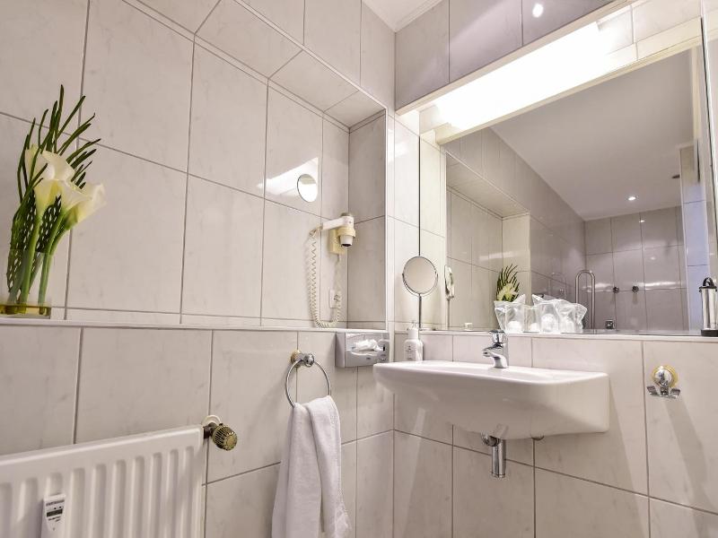 Stadthotel image