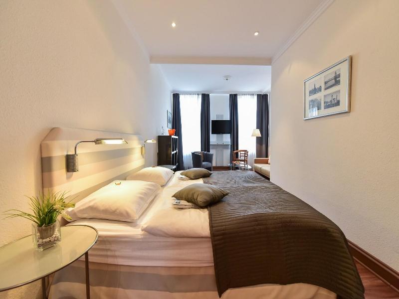 Stadthotel image