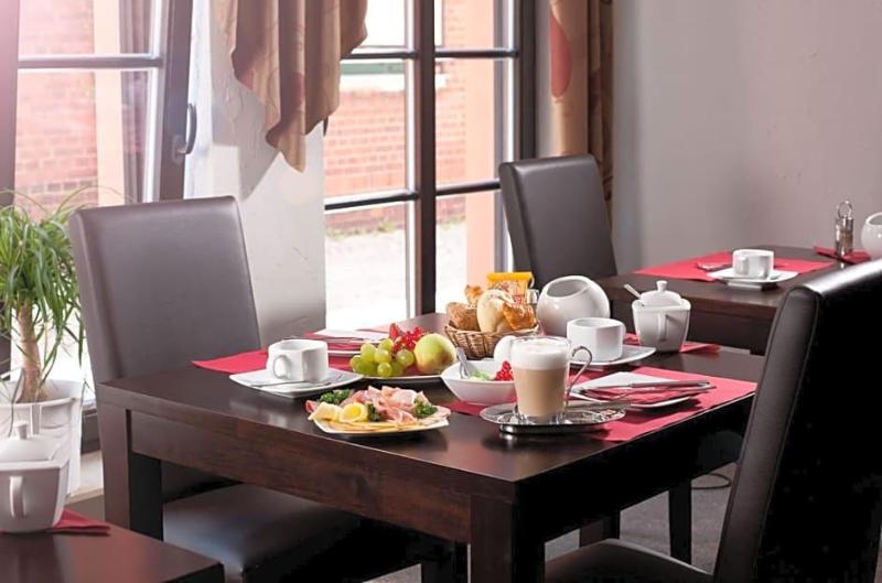 Hotel-Pension Am Schwanenteich image