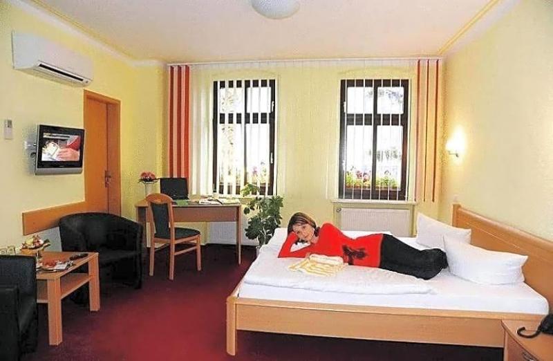Hotel-Pension Am Schwanenteich image