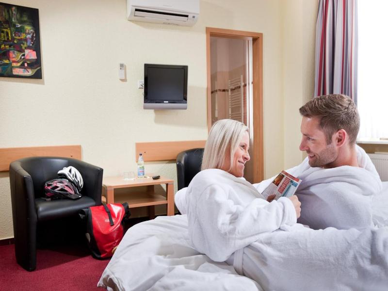 Hotel-Pension Am Schwanenteich image