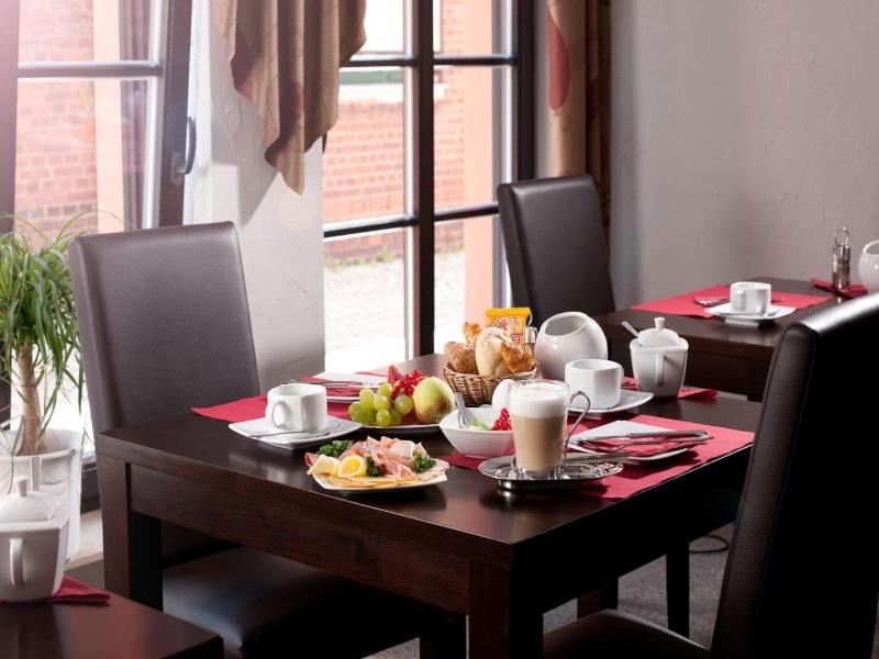 Hotel-Pension Am Schwanenteich image