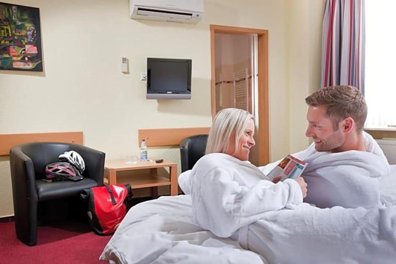Hotel-Pension Am Schwanenteich image