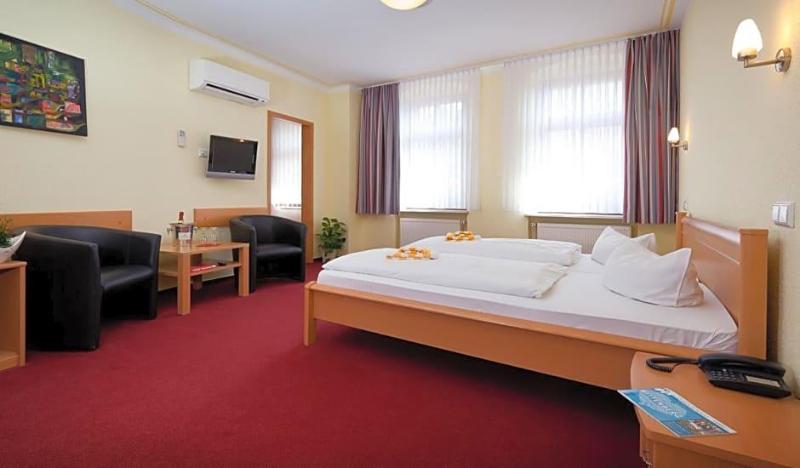 Hotel-Pension Am Schwanenteich image