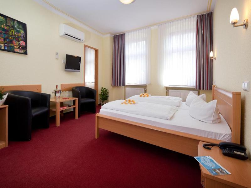 Hotel-Pension Am Schwanenteich image