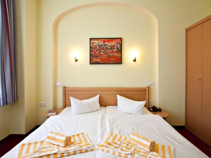 Hotel-Pension Am Schwanenteich image