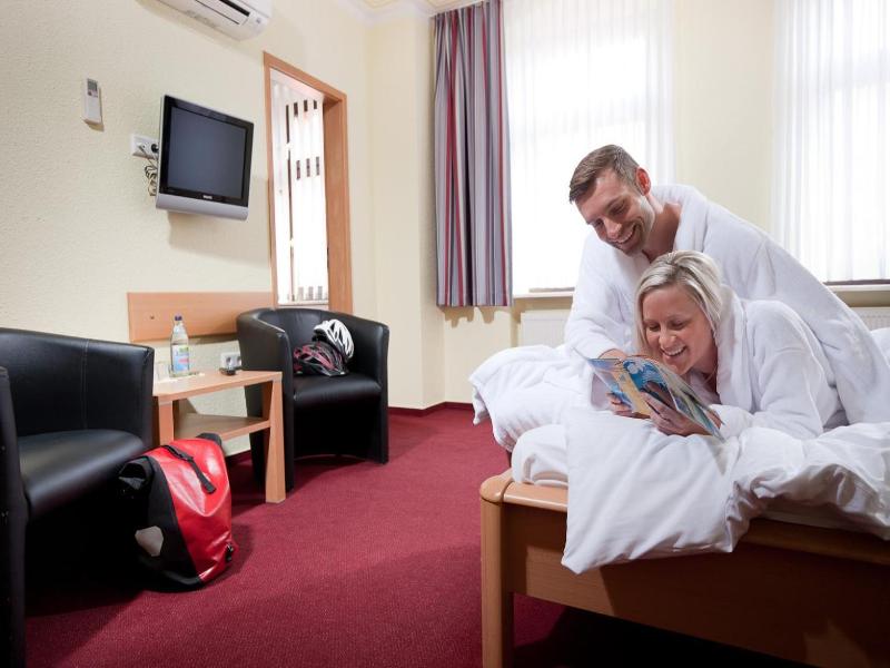 Hotel-Pension Am Schwanenteich image