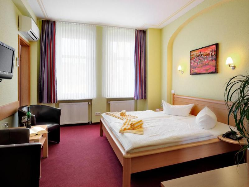 Hotel-Pension Am Schwanenteich image