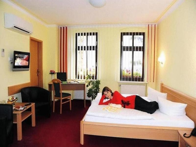 Hotel-Pension Am Schwanenteich image