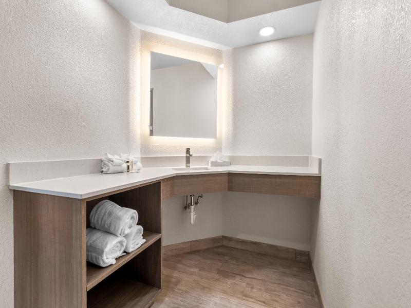 Baymont by Wyndham Arlington At Six Flags Dr image