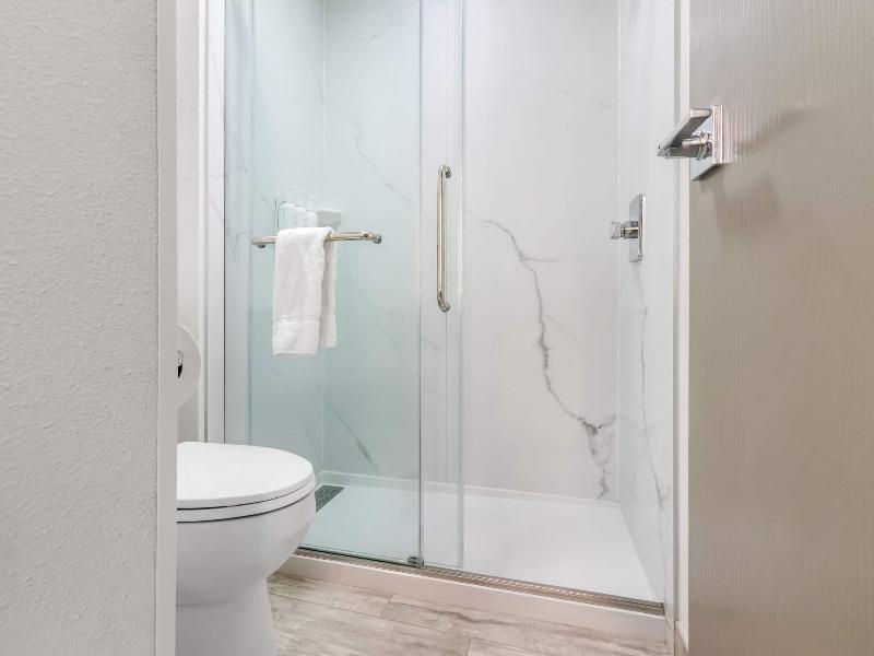 Baymont by Wyndham Arlington At Six Flags Dr image