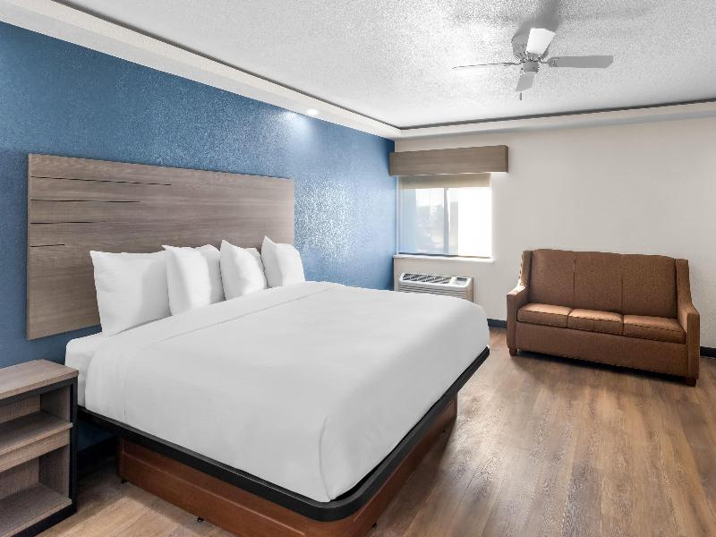 Baymont by Wyndham Arlington At Six Flags Dr image