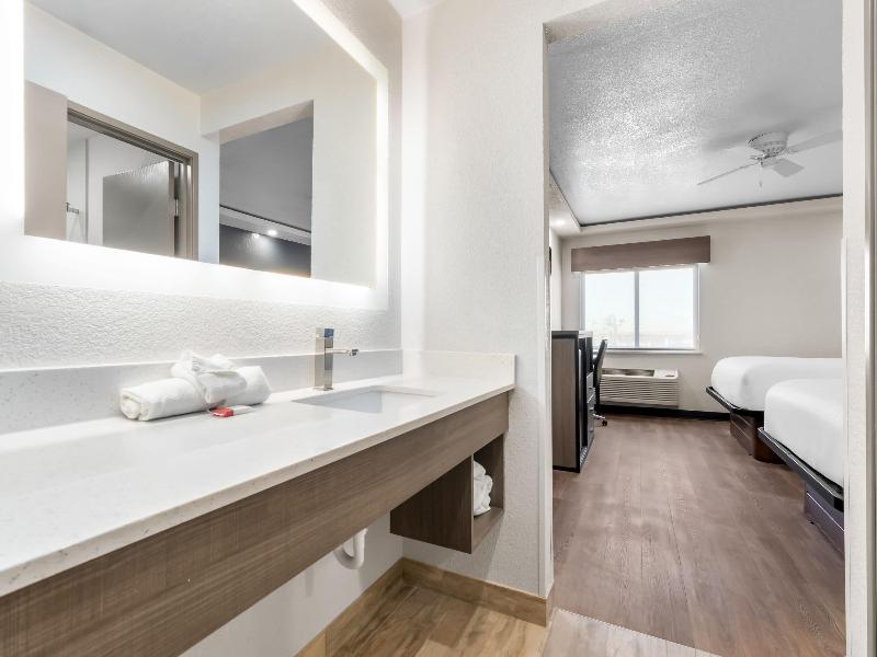 Baymont by Wyndham Arlington At Six Flags Dr image