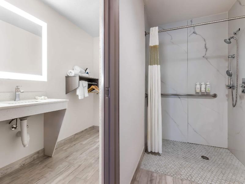 Baymont by Wyndham Arlington At Six Flags Dr image